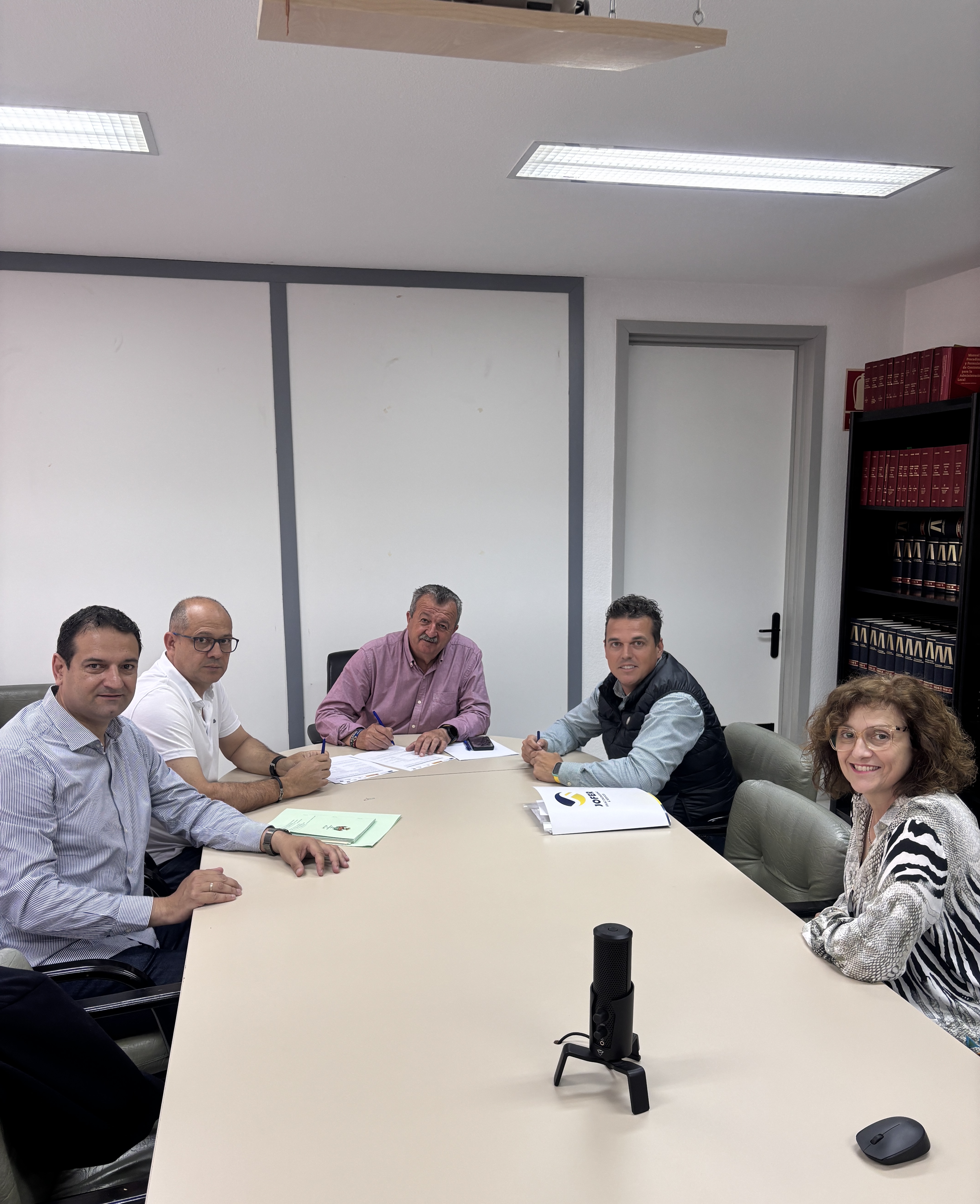 Firma del acta de replanteo e inicio de la reforma del Centro de Día para mayores de Pulpí