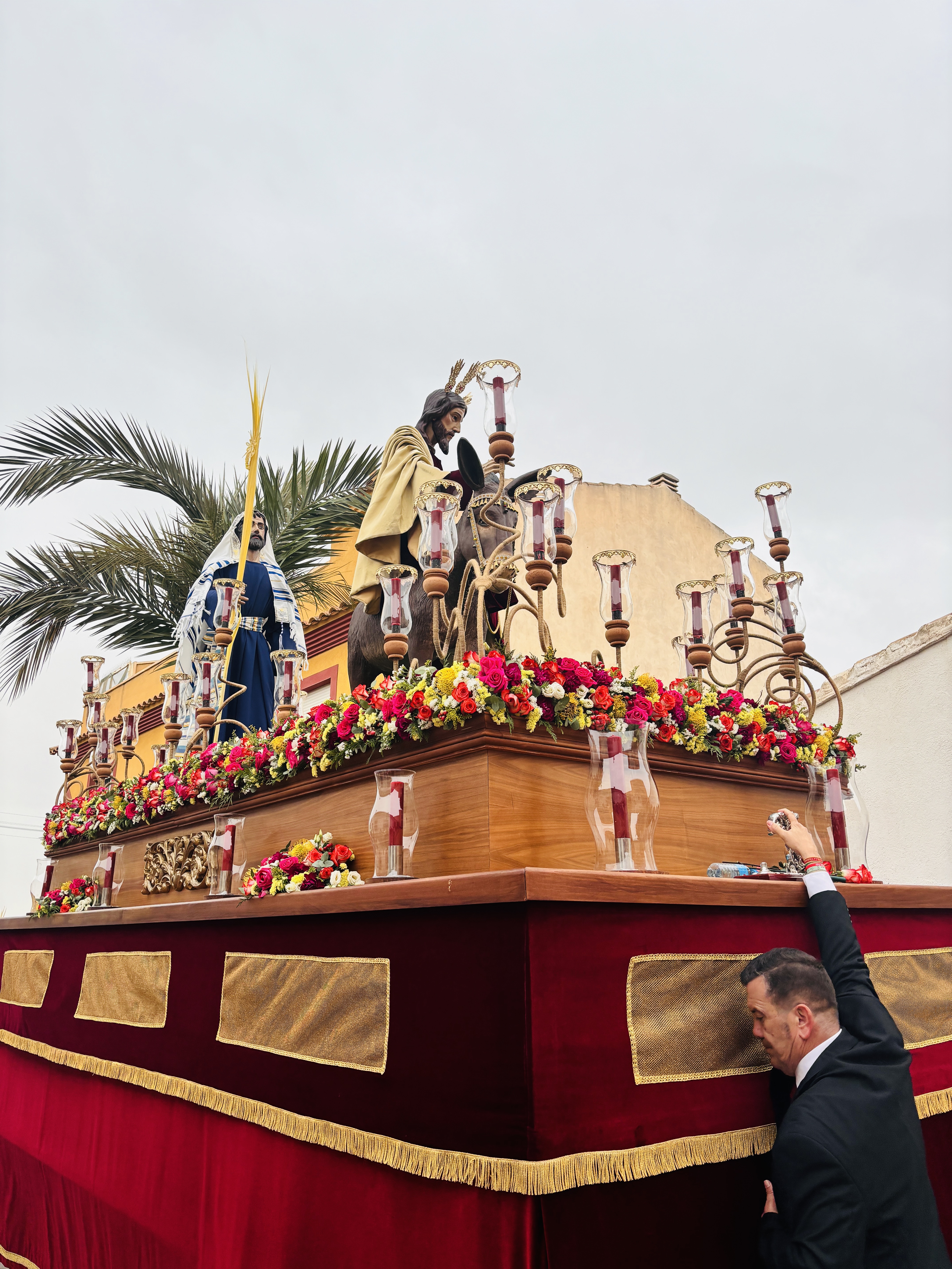 Emotivo Domingo de Ramos en Pulpí con la procesión del Stmo. Cristo de la Victoria en su Entrada Triunfal en Jerusalén de la Hermandad La Borriquita  